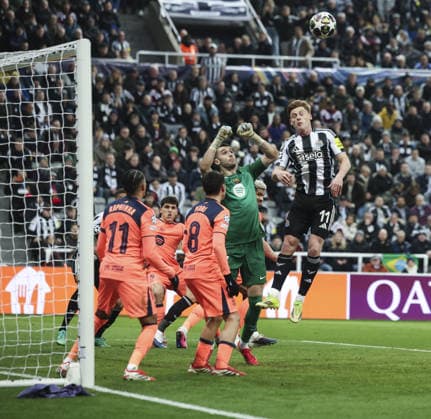Newcastle v Barcelona, UEFA Champions League, Round of 16, 1st leg 10.03.26& xA;Newcastle v Barcelona, UEFA Champions League, Round of 16, 1st leg& xA;Bradley Ormesher The Times& xA;Harvey Barnes of Newcastle United puts Joan García Of Barcelona under pressure  Copyright: xbradleyxormesherx NINTCHDBPICT001065609448