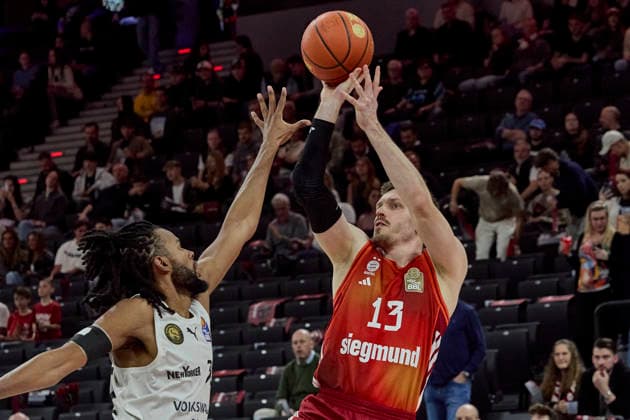 German Basketball Bundesliga BBL , FC Bayern Munich Basketball vs Basketball Lions Braunschweig, Munich FC Bayern Basketball, Braunschweig Basketball Lions, 2026 03 10 in Munich SAP Garden OBST Andreas FC Bayern Munich Basketball Shooting Guard SG Nr13 FCBB13 , KAJAMI KEANE Kaza Basketball Lions Braunschweig Point Guard PG Nr24 BRA24 sportworld Munich SAP Garden Bayern Germany