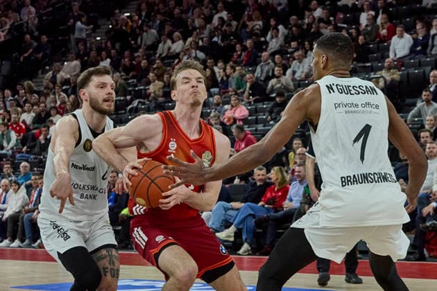 German Basketball Bundesliga BBL , FC Bayern Munich Basketball vs Basketball Lions Braunschweig, Munich FC Bayern Basketball, Braunschweig Basketball Lions, 2026 03 10 in Munich SAP Garden HOLLATZ Justus FC Bayern Munich Basketball Point Guard PG Nr21 FCBB21 , NGUESSAN David Basketball Lions Braunschweig Center C Nr1 BRA1 sportworld Munich SAP Garden Bayern Germany