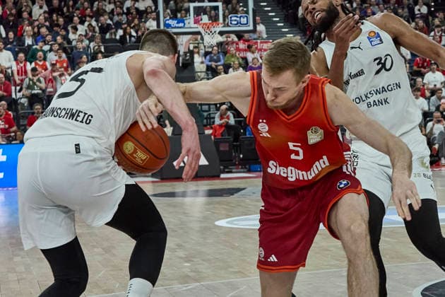 German Basketball Bundesliga BBL , FC Bayern Munich Basketball vs Basketball Lions Braunschweig, Munich FC Bayern Basketball, Braunschweig Basketball Lions, 2026 03 10 in Munich SAP Garden GIFFEY Niels FC Bayern Munich Basketball Small Forward SF Nr5 FCBB5 , SCUKA Luka Basketball Lions Braunschweig Power Forward PF Nr5 BRA5 sportworld Munich SAP Garden Bayern Germany