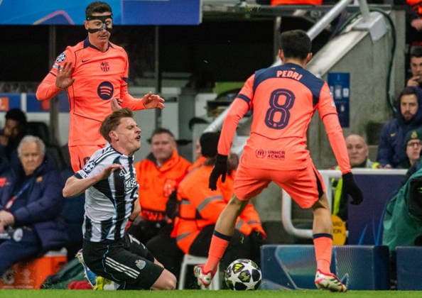 Newcastle United v Barcelona, Champions League, Football, St. James Park, Newcastle UK - 10 Mar 2026 Robert Lewandowski of Barcelona fouls Newcastle player Newcastle St. James Park Tyne and Wear UK, UK NEWSPAPERS OUT Copyright: xAdamxCookx