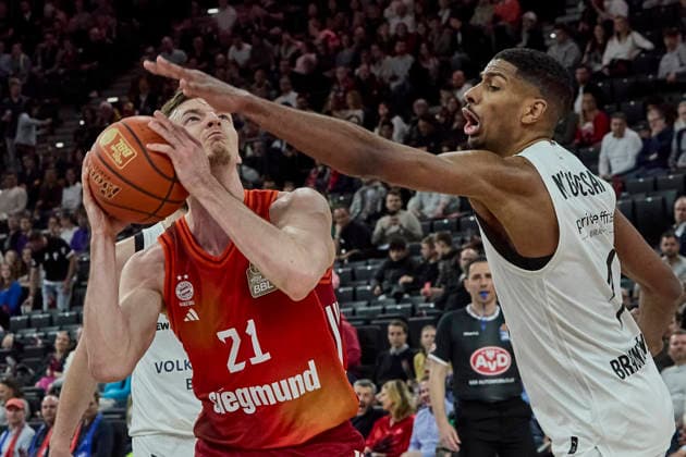 German Basketball Bundesliga BBL , FC Bayern Munich Basketball vs Basketball Lions Braunschweig, Munich FC Bayern Basketball, Braunschweig Basketball Lions, 2026 03 10 in Munich SAP Garden HOLLATZ Justus FC Bayern Munich Basketball Point Guard PG Nr21 FCBB21 , NGUESSAN David Basketball Lions Braunschweig Center C Nr1 BRA1 sportworld Munich SAP Garden Bayern Germany