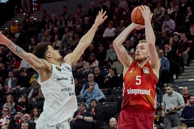 German Basketball Bundesliga BBL , FC Bayern Munich Basketball vs Basketball Lions Braunschweig, Munich FC Bayern Basketball, Braunschweig Basketball Lions, 2026 03 10 in Munich SAP Garden GIFFEY Niels FC Bayern Munich Basketball Small Forward SF Nr5 FCBB5 , OBIESIE Joshua Basketball Lions Braunschweig Shooting Guard SG Nr8 BRA8 sportworld Munich SAP Garden Bayern Germany