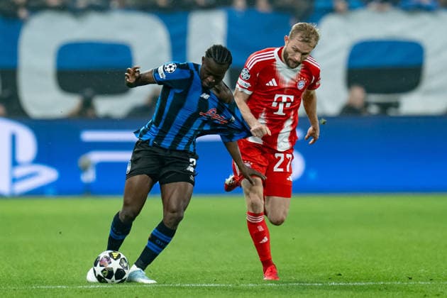 Atalanta BC v Bayern Munchen - UEFA Champions League Konrad Laimer of FC Bayern Munchen and Kamaldeen Sulemana of Atalanta BC compete for the ball during the serie UEFA Champions League 2025 26 Round of 16 match between Atalanta BC and FC Bayern Munchen at Gewiss Stadium on March 10, 2026 in Bergamo, Italy Bergamo Gewiss Stadium Bergamo Italy Copyright: xGiuseppexMaffiax 260310_UCL_Atalanta-BayernMunchen_GM_00594