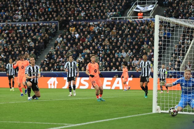 Newcastle United gegen FC Barcelona 10. März 2026 Newcastle upon Tyne UEFA Champions League Achtelfinale Newcastle United gegen FC Barcelona Dan Burn von Newcastle United lenkt den Ball knapp am eigenen Tor vorbei Foto Simon Stacpoole Abseits Newcastle upon Tyne UK  Copyright: xSimonxStacpoolexOffside