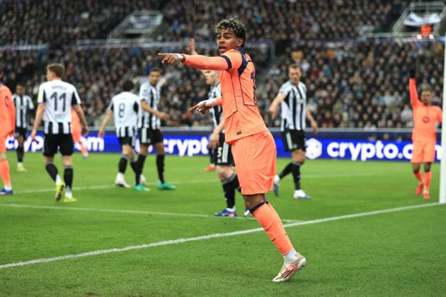 Newcastle United gegen FC Barcelona 10. März 2026 Newcastle upon Tyne UEFA Champions League Achtelfinale Newcastle United gegen FC Barcelona Lamine Yamal von Barcelona fordert eine Entscheidung Foto Simon Stacpoole Abseits Newcastle upon Tyne UK  Copyright: xSimonxStacpoolexOffside