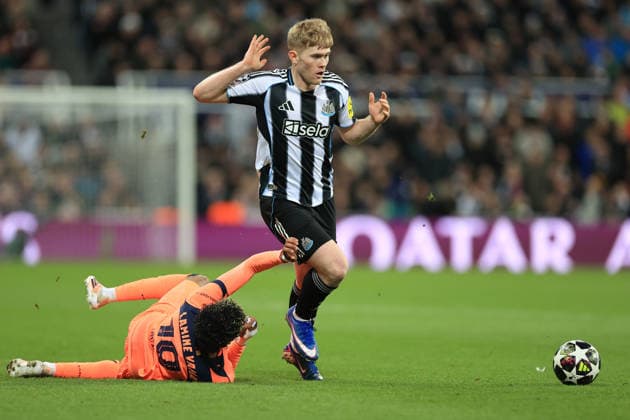 Newcastle United gegen FC Barcelona 10. März 2026 Newcastle upon Tyne UEFA Champions League Achtelfinale Newcastle United gegen FC Barcelona Lamine Yamal von Barcelona kommt zu Fall, als er von Lewis Hall von Newcastle United bedrängt wird Foto Simon Stacpoole Abseits Newcastle upon Tyne UK  Copyright: xSimonxStacpoolexOffside