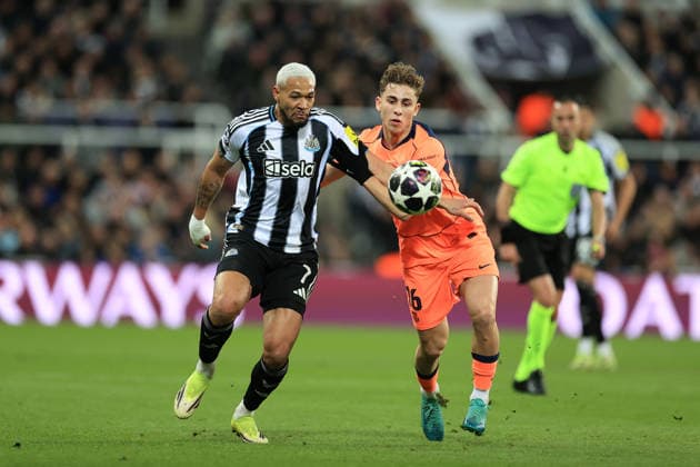Newcastle United gegen FC Barcelona 10. März 2026 Newcastle upon Tyne UEFA Champions League Achtelfinale Newcastle United gegen FC Barcelona Joelinton von Newcastle United und Fermin Lopez von Barcelona Foto Simon Stacpoole Abseits Newcastle upon Tyne UK  Copyright: xSimonxStacpoolexOffside