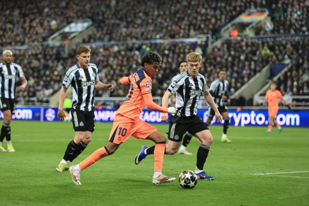 Newcastle United gegen FC Barcelona 10. März 2026 Newcastle upon Tyne UEFA Champions League Achtelfinale Newcastle United gegen FC Barcelona Lamine Yamal von Barcelona wird von Lewis Hall von Newcastle United beobachtet Foto Simon Stacpoole Abseits Newcastle upon Tyne UK  Copyright: xSimonxStacpoolexOffside