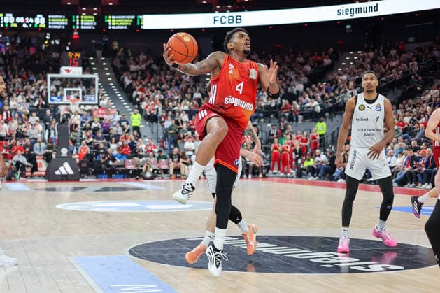 Xavier Rathan Mayes FC Bayern Basketball, 04 with ball with David NGuessan Basketball Loewen Braunschweig, 01 , GER, FC Bayern Basketball vs Basketball Loewen Braunschweig, Basketball, easycredit Basketball Bundesliga, 25 Matchday, Season 2025 2026, 10 03 2026, GER, FC Bayern Basketball vs Basketball Loewen Braunschweig, Basketball, easycredit Basketball Bundesliga, 25 Matchday, Season 2025 2026, 10 03 2026 Muenchen Copyright: xEibner-Pressefoto JennixMaulx EP_JML