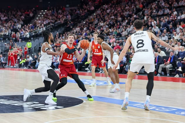 Andreas Obst FC Bayern Basketball, 13 with ball with Chip Flanigan Basketball Loewen Braunschweig, 30 and Joshua Obiesie Basketball Loewen Braunschweig, 08 , GER, FC Bayern Basketball vs Basketball Loewen Braunschweig, Basketball, easycredit Basketball Bundesliga, 25 Matchday, Season 2025 2026, 10 03 2026, GER, FC Bayern Basketball vs Basketball Loewen Braunschweig, Basketball, easycredit Basketball Bundesliga, 25 Matchday, Season 2025 2026, 10 03 2026 Muenchen Copyright: xEibner-Pressefoto JennixMaulx EP_JML