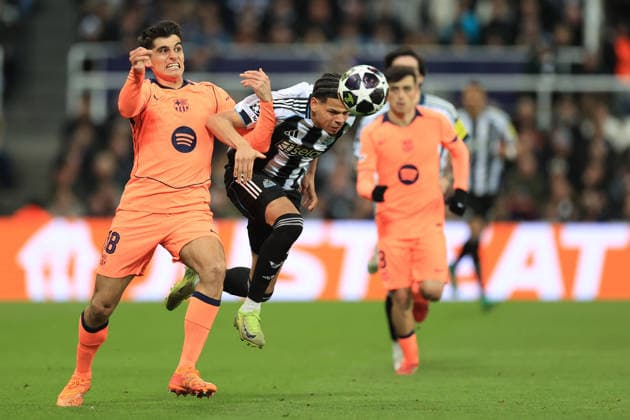 Newcastle United gegen FC Barcelona 10. März 2026 Newcastle upon Tyne UEFA Champions League Achtelfinale Newcastle United gegen FC Barcelona William Osula von Newcastle United versucht, an Gerard Martin von Barcelona vorbeizukommen Foto Simon Stacpoole Abseits Newcastle upon Tyne UK  Copyright: xSimonxStacpoolexOffside