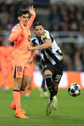 Newcastle United gegen FC Barcelona 10. März 2026 Newcastle upon Tyne UEFA Champions League Achtelfinale Newcastle United gegen FC Barcelona William Osula von Newcastle United versucht, an Gerard Martin von Barcelona vorbeizukommen Foto Simon Stacpoole Abseits Newcastle upon Tyne UK  Copyright: xSimonxStacpoolexOffside