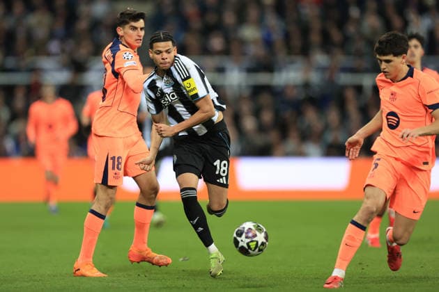 Newcastle United gegen FC Barcelona 10. März 2026 Newcastle upon Tyne UEFA Champions League Achtelfinale Newcastle United gegen FC Barcelona William Osula von Newcastle United versucht, an Gerard Martin von Barcelona vorbeizukommen Foto Simon Stacpoole Abseits Newcastle upon Tyne UK  Copyright: xSimonxStacpoolexOffside