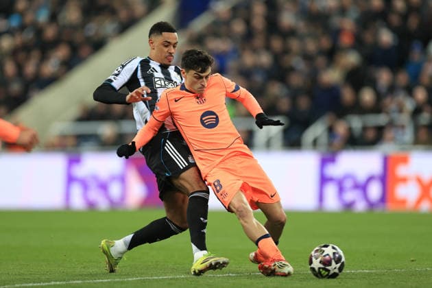 Newcastle United gegen FC Barcelona 10. März 2026 Newcastle upon Tyne UEFA Champions League Achtelfinale Newcastle United gegen FC Barcelona Jacob Ramsey von Newcastle United fordert Pedri von Barcelona heraus Foto Simon Stacpoole Abseits Newcastle upon Tyne UK  Copyright: xSimonxStacpoolexOffside