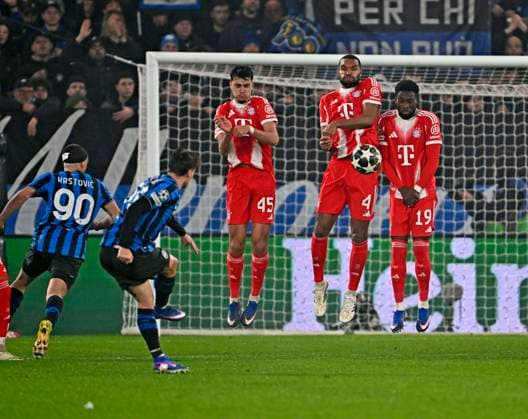 10 03 2026, Football UEFA Championsleague 2025 2026 Round of 16, Atalanta Bergamo FC Bayern Munich, in the New Balance Arena Bergamo, Italy , f l Aleksandar Pavlovic Bayern Munich , Jonathan Tah FC Bayern Munich and Alphonso Davies FC Bayern Munich in the wall, DFL and DFB regulations prohibit any use of photographs as image sequences and or quasi video