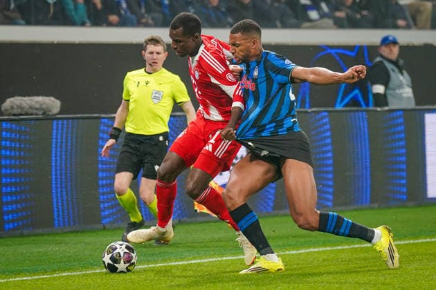 Italy Football UEFA Champions League 2025 2026, Round of 16 Atalanta Bergamo vs FC Bayern Munich New Balance Arena Bergamo Nicolas Jackson FC Bayern Munich, 11 Isak Hien Atalanta Bergamo, 4 one-on-one Copyright: xJOERANxSTEINSIEKx