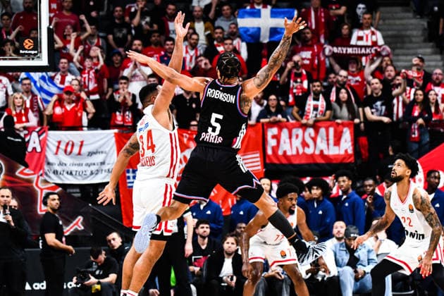 BASKET : Paris Basketball vs Olympiakos - Euroligue - JournÃ e 30 - 10 03 26 Justin Robinson (Paris Basketball) ParisFrance  Copyright: xBaptistexAutissierx