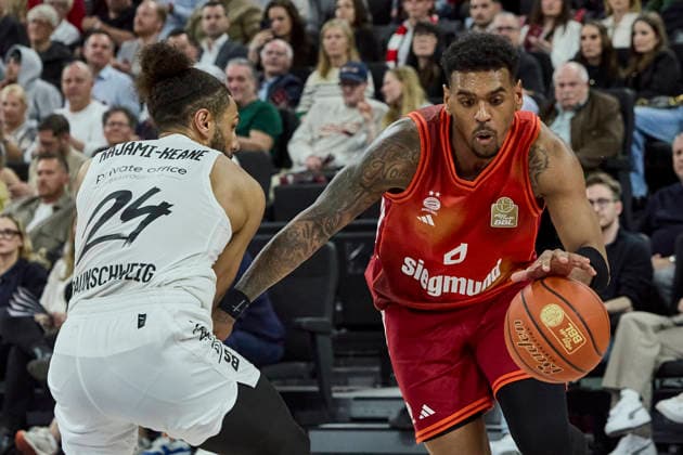 German Basketball Bundesliga BBL , FC Bayern Munich Basketball vs Basketball Lions Braunschweig, Munich FC Bayern Basketball, Braunschweig Basketball Lions, 2026 03 10 in Munich SAP Garden RATHAN MAYES Xavier FC Bayern Munich Basketball Shooting Guard SG Nr4 FCBB4 , KAJAMI KEANE Kaza Basketball Lions Braunschweig Point Guard PG Nr24 BRA24 sportworld Munich SAP Garden Bayern Germany