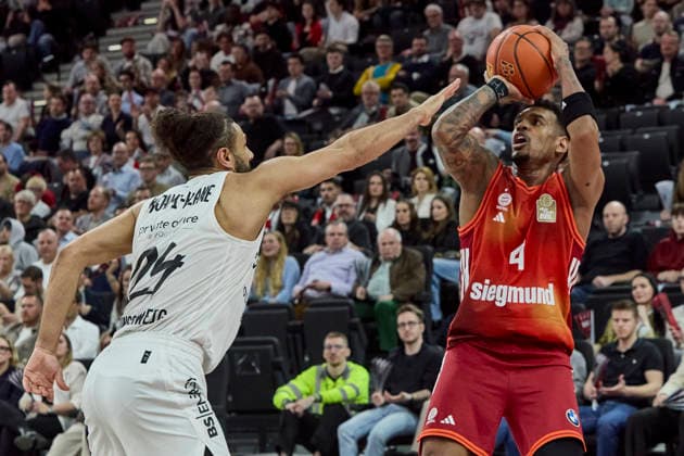 German Basketball Bundesliga BBL , FC Bayern Munich Basketball vs Basketball Lions Braunschweig, Munich FC Bayern Basketball, Braunschweig Basketball Lions, 2026 03 10 in Munich SAP Garden RATHAN MAYES Xavier FC Bayern Munich Basketball Shooting Guard SG Nr4 FCBB4 , KAJAMI KEANE Kaza Basketball Lions Braunschweig Point Guard PG Nr24 BRA24 sportworld Munich SAP Garden Bayern Germany