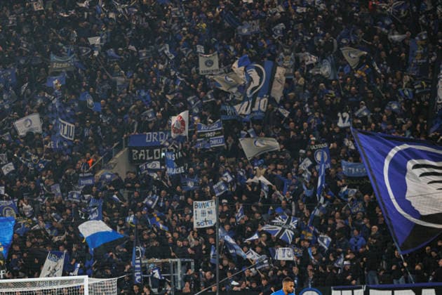 Fans of Atalanta BC seen during Champions League Round of 16 game between teams of Atalanta Bergamo and Bayern Munchen (Maciej Rogowski Ball Raw Images) Bergamo Estadio Atleti Azzurri d Italia Italy Copyright: xMaciejxRogowskix maciejrogowski_atalanta_bayern_2526_ROG3031