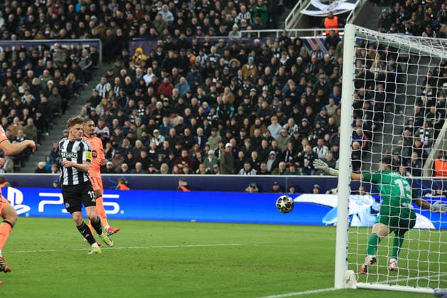 Newcastle United gegen FC Barcelona 10. März 2026 Newcastle upon Tyne UEFA Champions League Achtelfinale Newcastle United gegen FC Barcelona Harvey Barnes von Newcastle United erzielt den Führungstreffer Foto Simon Stacpoole Abseits Newcastle upon Tyne UK  Copyright: xSimonxStacpoolexOffside