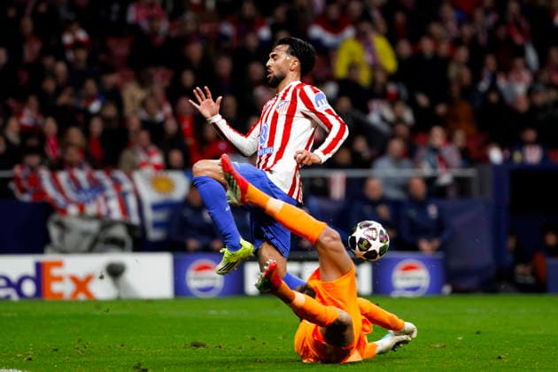 UEFA champions league - Atletico de Madrid vs Tottenham Hotspur MADRID,SPAIN - 10 March:Guglielmo Vicario of Tottenham Hotspur and Nico Gonzalez of Atletico de Madrid in action during UEFA champions league 2025 26 Round of 16 first leg match between Atletico de Madrid and Tottenham Hotspur at Riyadh Air Metropolitano Stadium. (Photo by Guille Martinez f22photo) Madrid Riyadh Air Metropolitano Stadium Spain Copyright: xGuillermoxMartinezx