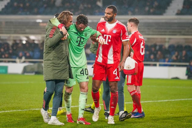 Italy Football UEFA Champions League 2025 2026, Round of 16 Atalanta Bergamo vs FC Bayern Munich New Balance Arena Bergamo Jonas Urbig FC Bayern Munich, 40 needs treatment after colliding with Nikola KrstoviÄ‡ Nikola Krstovic Atalanta Bergamo, 90 and is carried off the pitch supported by two attendants Copyright: xJOERANxSTEINSIEKx