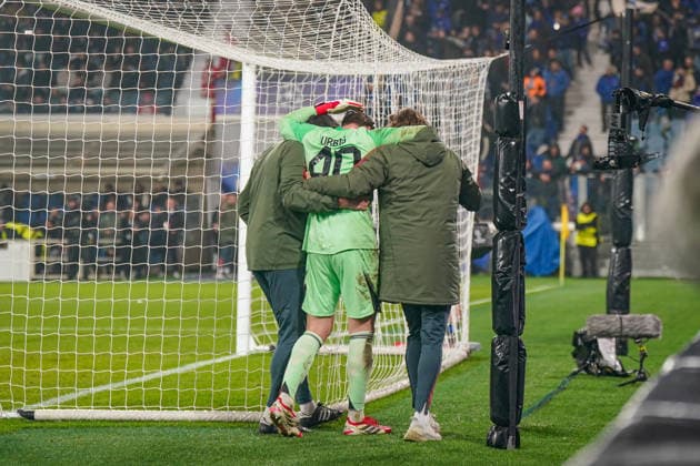 Italy Football UEFA Champions League 2025 2026, Round of 16 Atalanta Bergamo vs FC Bayern Munich New Balance Arena Bergamo Jonas Urbig FC Bayern Munich, 40 needs treatment after colliding with Nikola KrstoviÄ‡ Nikola Krstovic Atalanta Bergamo, 90 and is carried off the pitch supported by two attendants Copyright: xJOERANxSTEINSIEKx