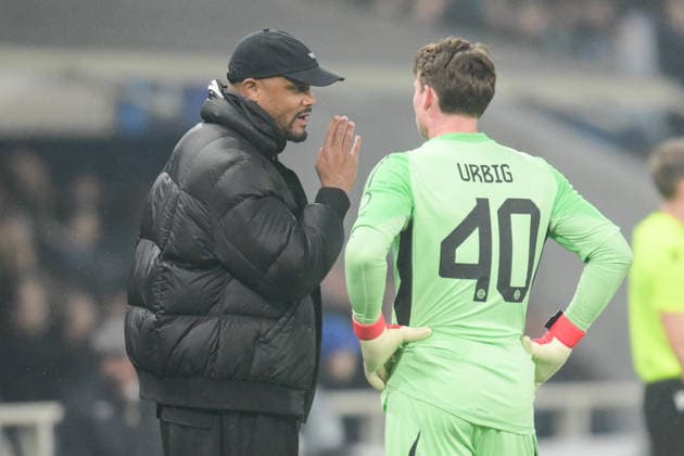 Soccer, Champions League, , Atalanta Bergamo FC Bayern München In the picture from left coach Bayern Vincent KOMPANY, goalkeeper Jonas URBIG Bayern, 40 Bergamo New Balance Arena Lombardy Italy Copyright: Passion2Press MarkusxFischerx