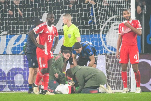 Soccer, Champions League, , Atalanta Bergamo FC Bayern Munich In the picture Injury, Goalkeeper Jonas URBIG Bayern, 40 Bergamo New Balance Arena Lombardy Italy Copyright: Passion2Press MarkusxFischerx