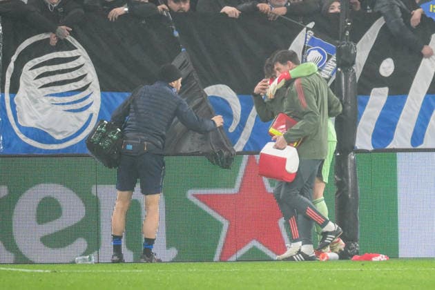 Soccer, Champions League, , Atalanta Bergamo FC Bayern Munich In the picture Injury, Goalkeeper Jonas URBIG Bayern, 40 Bergamo New Balance Arena Lombardy Italy Copyright: Passion2Press MarkusxFischerx