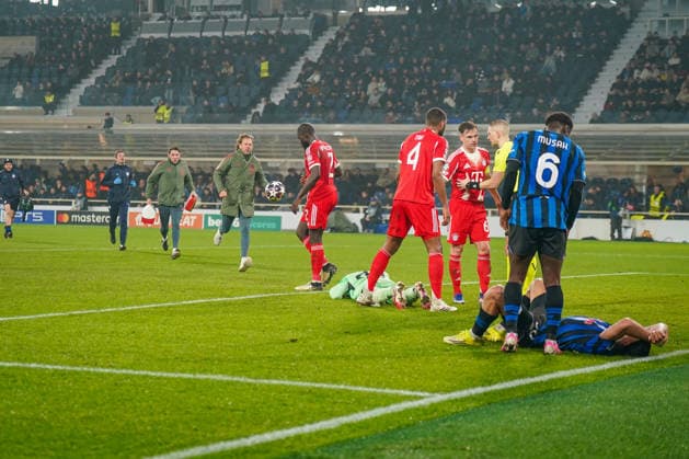 Italy Football UEFA Champions League 2025 2026, Round of 16 Atalanta Bergamo vs FC Bayern Munich New Balance Arena Bergamo Jonas Urbig FC Bayern Munich, 40 needs treatment after colliding with Nikola KrstoviÄ‡ Nikola Krstovic Atalanta Bergamo, 90 and is later carried off the pitch Copyright: xJOERANxSTEINSIEKx