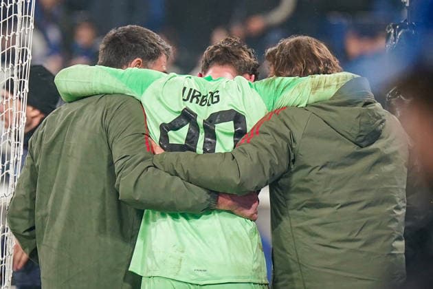 Italy Football UEFA Champions League 2025 2026, Round of 16 Atalanta Bergamo vs FC Bayern Munich New Balance Arena Bergamo Jonas Urbig FC Bayern Munich, 40 needs treatment after colliding with Nikola KrstoviÄ‡ Nikola Krstovic Atalanta Bergamo, 90 and is carried off the pitch supported by two attendants Copyright: xJOERANxSTEINSIEKx