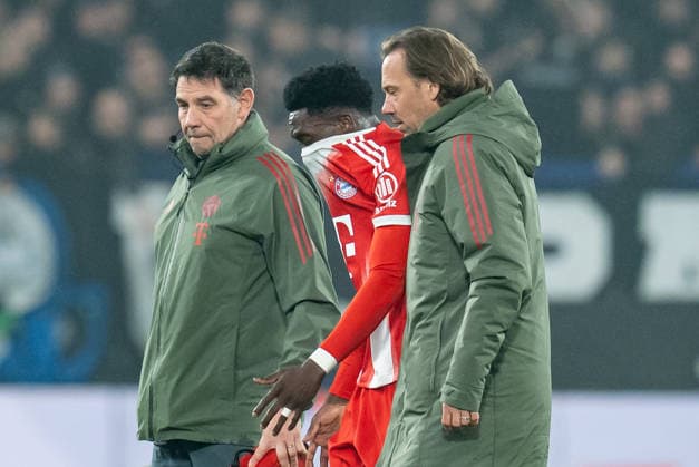 Atalanta BC v Bayern Munchen - UEFA Champions League Alphonso Davies of FC Bayern Munchen leaves the pitch injured during the serie UEFA Champions League 2025 26 Round of 16 match between Atalanta BC and FC Bayern Munchen at Gewiss Stadium on March 10, 2026 in Bergamo, Italy Bergamo Gewiss Stadium Bergamo Italy Copyright: xGiuseppexMaffiax 260310_UCL_Atalanta-BayernMunchen_GM_09895