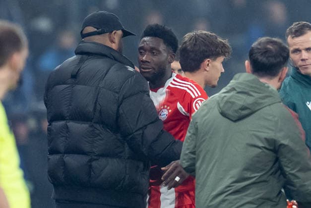 Atalanta BC v Bayern Munchen - UEFA Champions League Vincent Kompany Head Coach of FC Bayern Munchen consoles Alphonso Davies as he leaves the pitch injured during the serie UEFA Champions League 2025 26 Round of 16 match between Atalanta BC and FC Bayern Munchen at Gewiss Stadium on March 10, 2026 in Bergamo, Italy Bergamo Gewiss Stadium Bergamo Italy Copyright: xGiuseppexMaffiax 260310_UCL_Atalanta-BayernMunchen_GM_00028