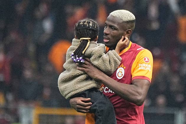 NBUL, TURKEY - MARCH 10: Victor Osimhen of Galatasaray and his daughter celebrates victory with fans after the UEFA Champions League 2025 26 Round of 16 First Leg match between Galatasaray SK and Liverpool FC at Ali Sami Yen Spor Kompleksi on March 10, 2026 in Istanbul, Turkey. Istanbul Turkey Copyright: xSeskimphotox GSaray-Liverpool-100326 (191)