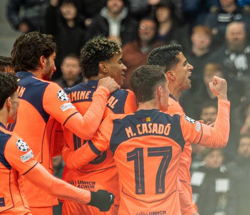 Newcastle United v Barcelona, Champions League, Football, St. James Park, Newcastle UK - 10 Mar 2026 Lamine Yamal of Barcelona celebrates with team mates and Marc Casado of Barcelona after scoring penalty Newcastle St. James Park Tyne and Wear UK, UK NEWSPAPERS OUT Copyright: xAdamxCookx