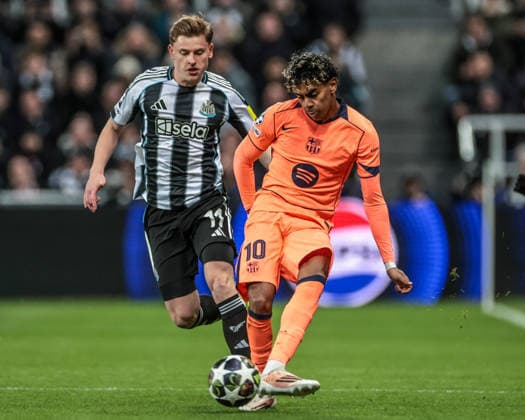 Newcastle United FC v FC Barcelona, Barca - UEFA Champions League 2025 26 Round of 16 First Leg Lamine Yamal of Barcelona passes the ball during the UEFA Champions League Last 16 match between Newcastle United and Barcelona at St. James s Park in Newcastle, United Kingdom, on March 10, 2026. Newcastle Tyne and Wear United Kingdom  Copyright: xNewsxImagesx originalFilename:cosgrove-uefacham260310_npC8q.jpg