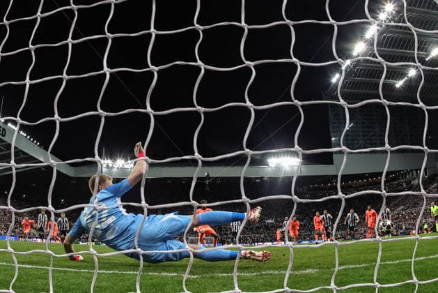 Newcastle United FC v FC Barcelona, Barca - UEFA Champions League 2025 26 Round of 16 First Leg Lamine Yamal of Barcelona scores a penalty to make it 1-1 during the UEFA Champions League Last 16 match between Newcastle United and Barcelona at St. James s Park in Newcastle, United Kingdom, on March 10, 2026. Newcastle Tyne and Wear United Kingdom  Copyright: xNewsxImagesx originalFilename:cosgrove-uefacham260310_npqvx.jpg