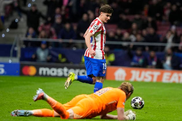 ATLETICO DE MADRID v TOTTENHAM HOTSPUR CHAMPIONS LEAGUE 2025 2026. ROUND OF 16 1ST LEG MATCH. Atletico de Madrid s Julian Alvarez (t) and Tottenham Hotspur s Antonin Kinsky during Champions League 2025 2026, Round of 16 1st leg match. March 10 ,2026. (ALTERPHOTOS Acero) MadridSpain  Copyright: xAcerox