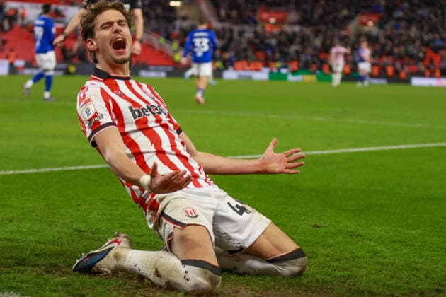 Stoke City v Ipswich Town - Championship 25 26 Stoke City s Milan Smit scores their teams third goal of the match in a last minute penalty and celebrates with a knee slide against Ipswich Town - EFL Championship 25 26 10.03.2026 Stoke Bet365 Stadium United Kingdom Copyright: xZacharyxLockex