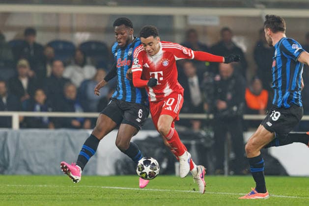 Yunus Musah and Jamal Musiala seen during Champions League Round of 16 game between teams of Atalanta Bergamo and Bayern Munchen (Maciej Rogowski Ball Raw Images) Bergamo Estadio Atleti Azzurri d Italia Italy Copyright: xMaciejxRogowskix maciejrogowski_atalanta_bayern_2526_ROG6889