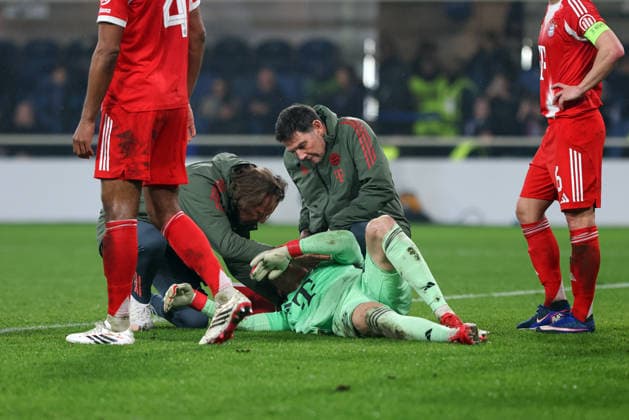 Atalanta B.C. v F.C. Bayern Munich, UEFA Champions League, Bergamo, Italy Bergamo, Italy. 10th, March 2026. Goalkeeper Jonas Urbig of FC Bayern Munchen is being checked by the doctors during the UEFA Champions League match between Atalanta B.C. and F.C. Bayern Munich at New Balance Arena in Bergamo. Italy, Bergamo  Copyright: xGonzalesxPhoto StefanoxNicolix