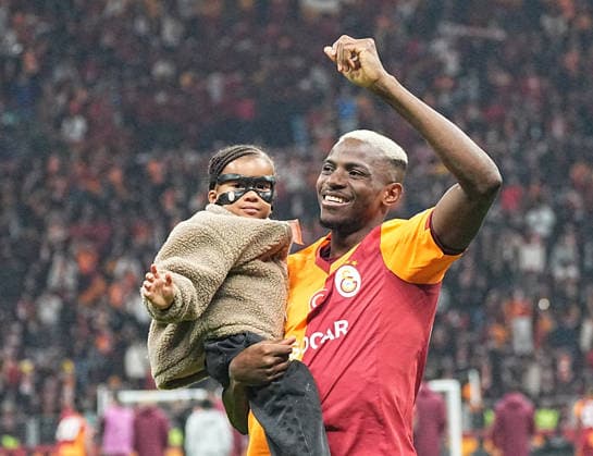 ISTANBUL, TURKEY - MARCH 10: Victor Osimhen of Galatasaray and his daughter celebrates victory with fans after the UEFA Champions League 2025 26 Round of 16 First Leg match between Galatasaray SK and Liverpool FC at Ali Sami Yen Spor Kompleksi on March 10, 2026 in Istanbul, Turkey. Istanbul Turkey Copyright: xSeskimphotox GSaray-Liverpool-100326 (201)