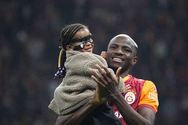 ISTANBUL, TURKEY - MARCH 10: Victor Osimhen of Galatasaray and his daughter celebrates victory with fans after the UEFA Champions League 2025 26 Round of 16 First Leg match between Galatasaray SK and Liverpool FC at Ali Sami Yen Spor Kompleksi on March 10, 2026 in Istanbul, Turkey. Istanbul Turkey Copyright: xSeskimphotox GSaray-Liverpool-100326 (204)