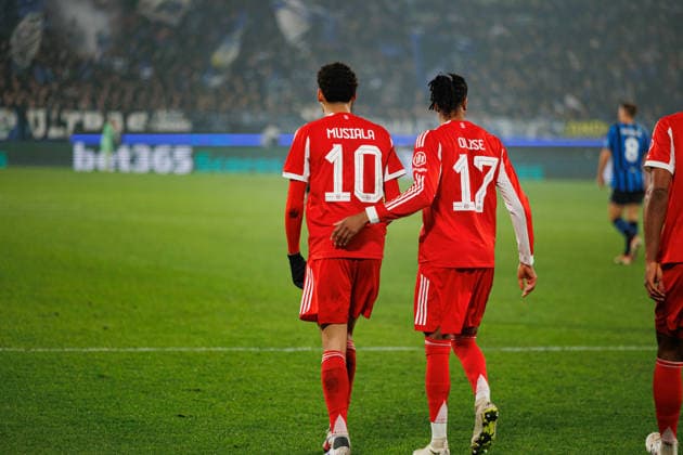 Jamal Musiala and Michael Olise seen celebrating after goal during Champions League Round of 16 game between teams of Atalanta Bergamo and Bayern Munchen (Maciej Rogowski Ball Raw Images) Bergamo Estadio Atleti Azzurri d Italia Italy Copyright: xMaciejxRogowskix maciejrogowski_atalanta_bayern_2526_ROG5407