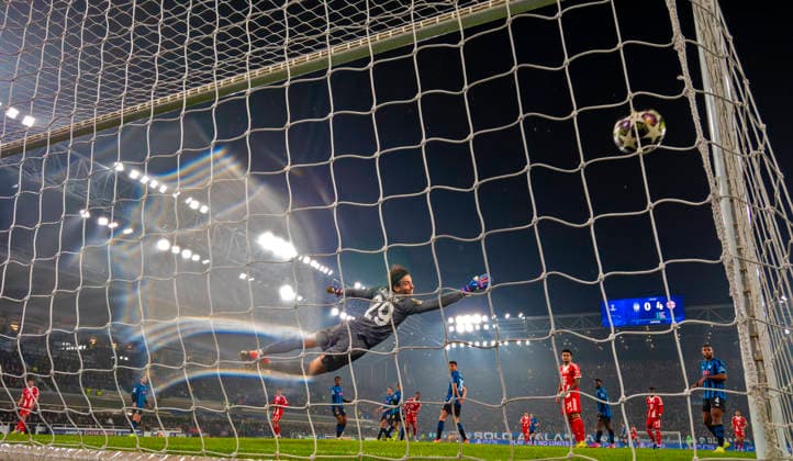 10 03 2026, Football UEFA Champions League 2025 2026 Round of 16, Atalanta Bergamo FC Bayern Munich, in the New Balance Arena Bergamo, Italy , Goal kick to 0 5 by Michael Olise center back, FC Bayern Munich , Goalkeeper Marco Carnesecchi Atalanta Bergamo flies in vain