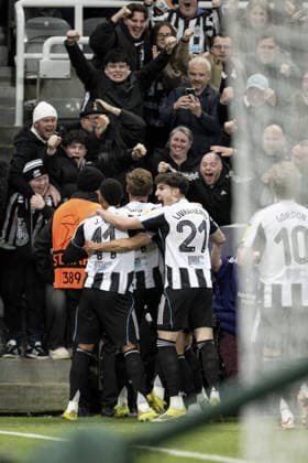 NEWCASTLE UPON TYNE, ENGLAND - MARCH 10: Harvey Barnes of Newcastle United FC celebrating with teammate after scoring the team s first goal during the UEFA Champions League 2025 26 Round of 16 First Leg match between Newcastle United FC and FC Barcelona, Barca at St James Park on March 10, 2026 in Newcastle upon Tyne, England. (Photo by Richard Callis Sports Press Photo )  Copyright: xSportsxPressxPhotox Sportspressphoto_SPR107601