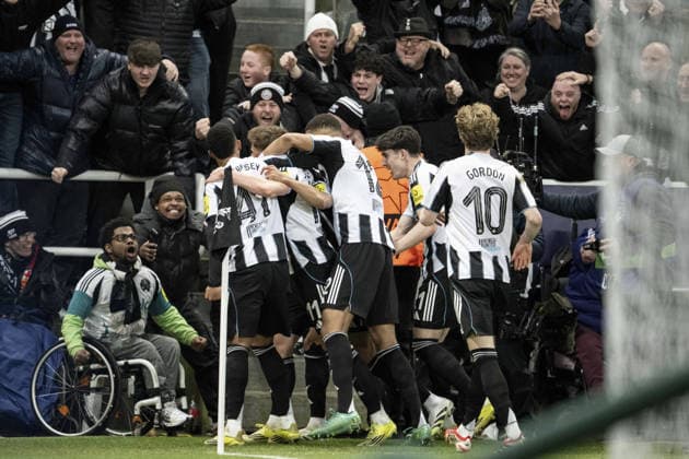 NEWCASTLE UPON TYNE, ENGLAND - MARCH 10: Harvey Barnes of Newcastle United FC celebrate with teammate after scoring the team s first goal during the UEFA Champions League 2025 26 Round of 16 First Leg match between Newcastle United FC and FC Barcelona, Barca at St James Park on March 10, 2026 in Newcastle upon Tyne, England. (Photo by Richard Callis Sports Press Photo )  Copyright: xSportsxPressxPhotox Sportspressphoto_SPR107602